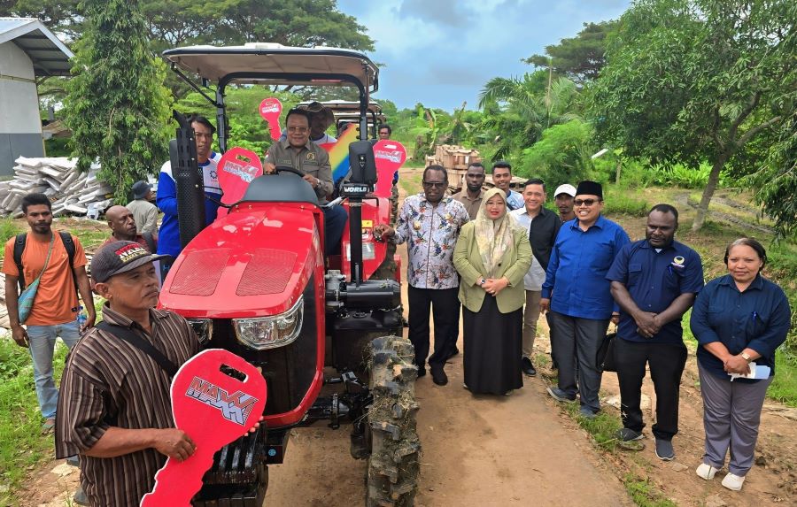 Komitmen tanpa Henti, Sulaeman Hamzah Bawa Alsintan untuk Petani Merauke
